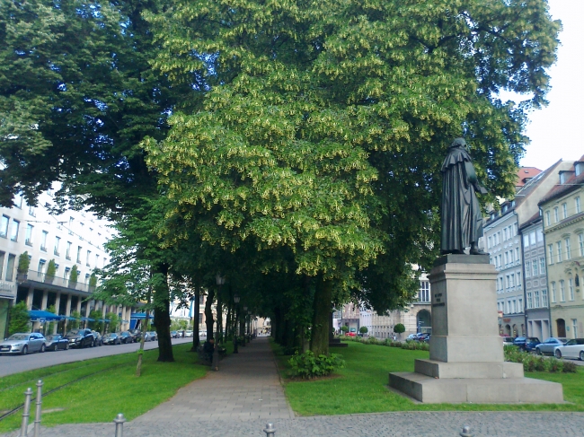 Platz vor dem Bayerischen Hof in München, 