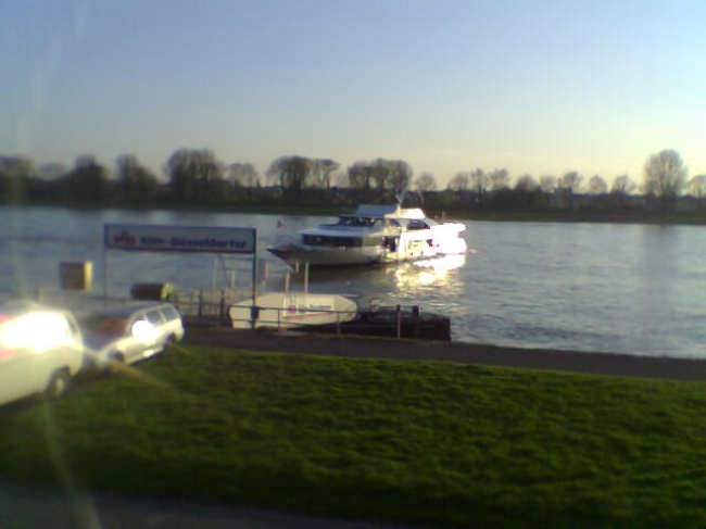 KD "Wahrsteiner" wendet, Düsseldorf am Rhein