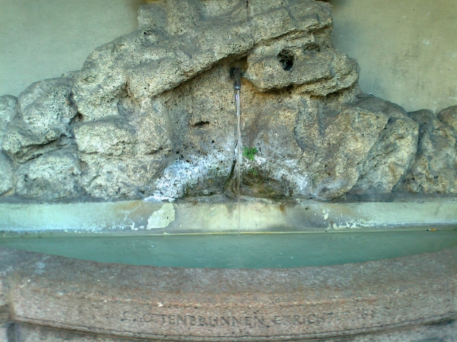 Kleiner Brunnen (oder Quelle) am Maximiliansplatz, Ecke Jungferntumstraße, 