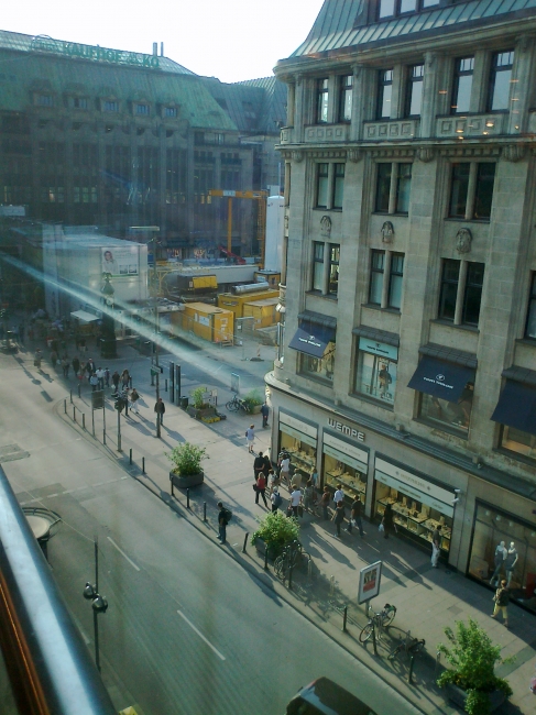 Düsseldorf: Blick von der Mayer'schen Richtung Kaufhof, Rechts das Hohenzollernhaus mit Wempe im Erdgeschoss und dahinter die Baustelle der Wehrhahnlinie