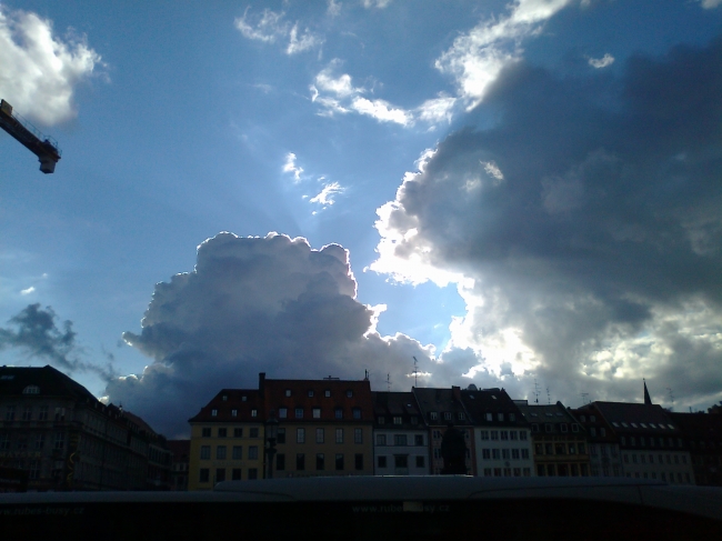 Himmel über dem Opernplatz, 