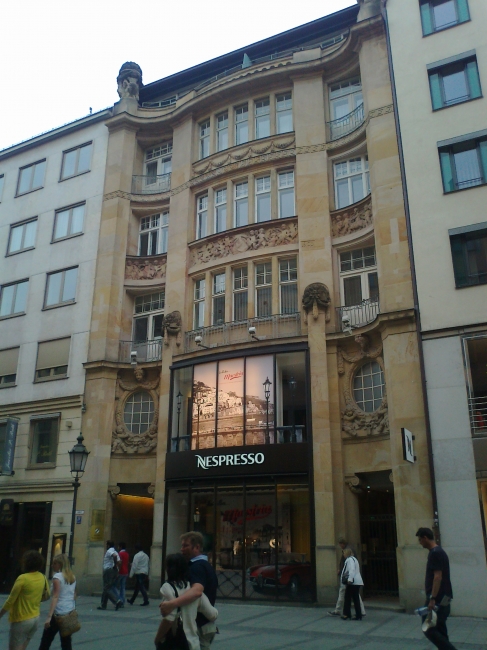 Nespresso Shop in einem alten Stadthaus, Theatinerstraße, München, Germany