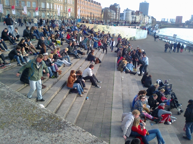 Rheinterrassen Düsseldorf, People watching "The Rhine"