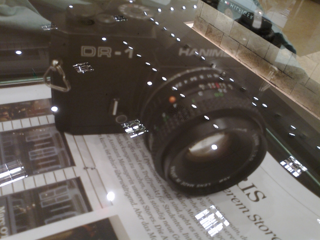 Hanimex DR-1 Camera, under glass, that's why... (@ PuC)