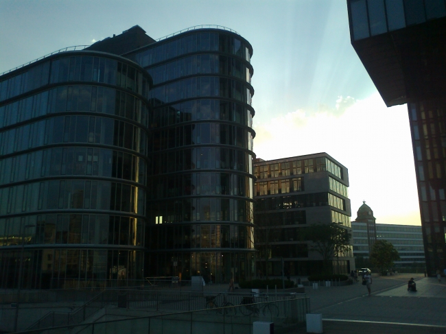 Newer office building right next to Hyatt Düsseldorf, 