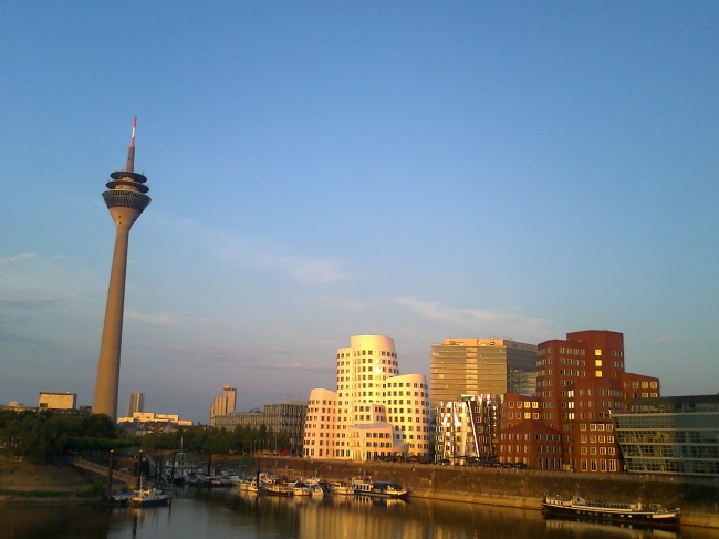 Evening sun over Medienhafen, Abendsonne im Medienhafen, across the basin at the foot of the Gehry-Bauten is one of Düsseldorf's more popular bars, "Gehry's"