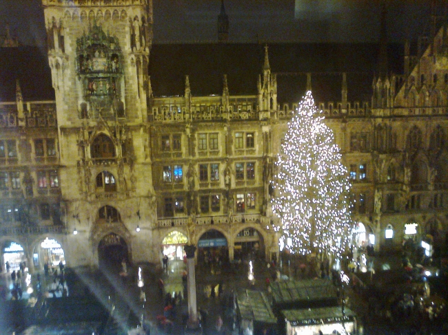 Weihnachtsbaum auf dem Marienplatz, vor dem Rathaus