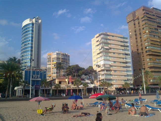 Edif. Acintur Mediterraneo (the blue one) on the left, La Bassa Seca (yellow) right, Levante beach buildings