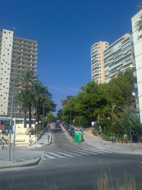 Avenida de Xixo, Appartamentos Pintor Sorolla a la derecha, Hotel Poseidon Playa on the left