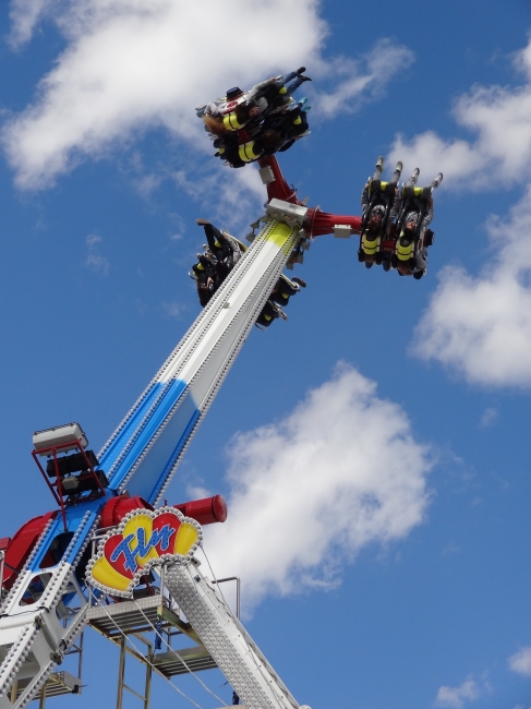 Kirmesgerät und weiss-blauer Himmel, Frühlingsfest, Theresienwiese