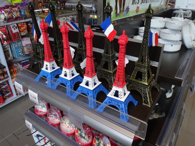 Vive La France!, a number of gift Eiffel Towers