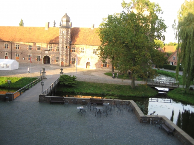 Schloss Raesfeld, Vorplatz, 