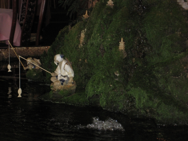 Chinesische Fischer an einem Zimmerbrunnen, 